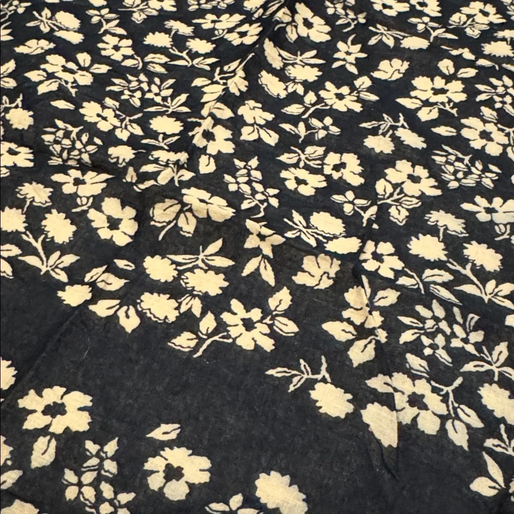 Madewell | Floral Cotton Handkerchief Bandanna in Black - Picture 3 of 8